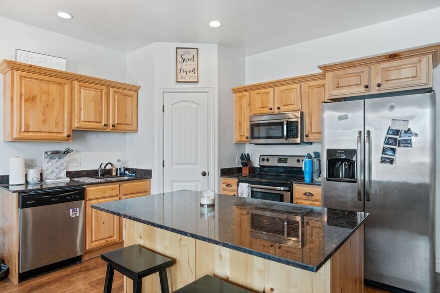 Building Photo - 731 S 70 E