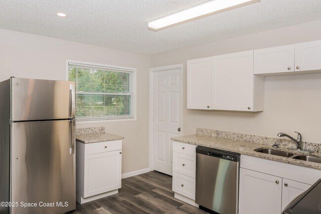 Building Photo - 3216 1st Pl