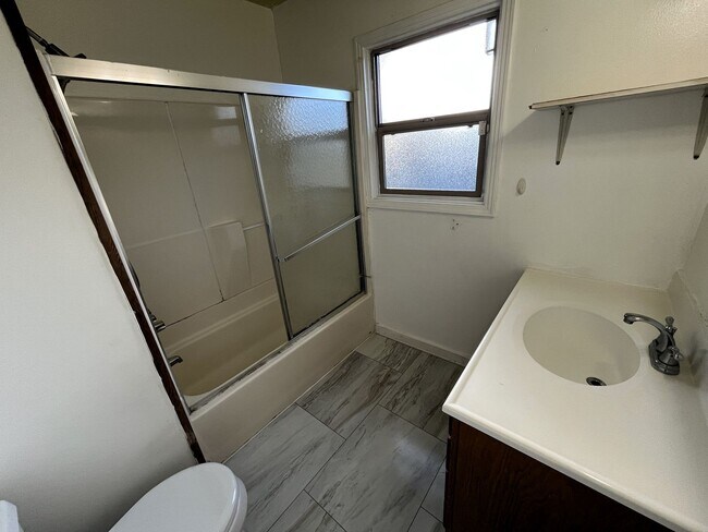 Building Photo - 905 W Harris St