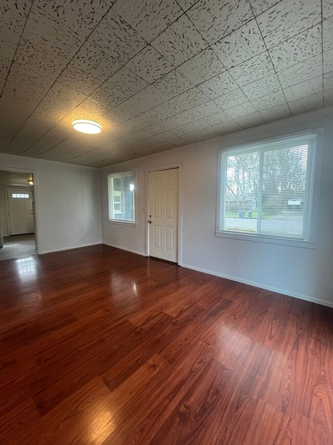 Building Photo - Remodeled 2-Bedroom Bungalow!