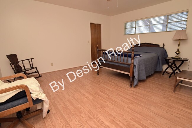 Building Photo - 55+ Townhome for Rent - Spacious 3BR/2BA w...