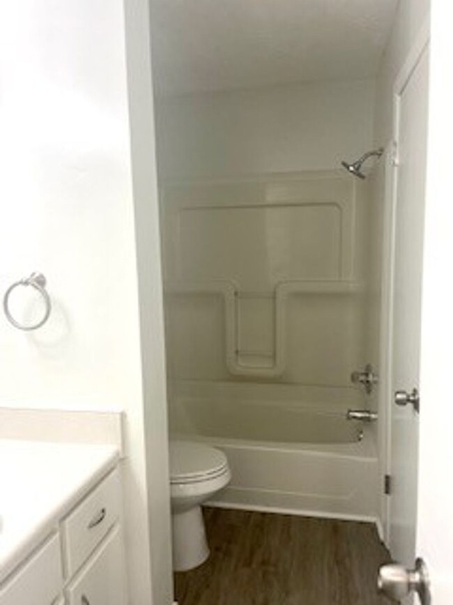 Building Photo - Very cute 2 bedroom 1 1/2 bath town-home c...