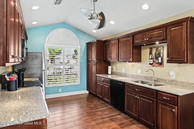 Building Photo - 1611 Clover Cir