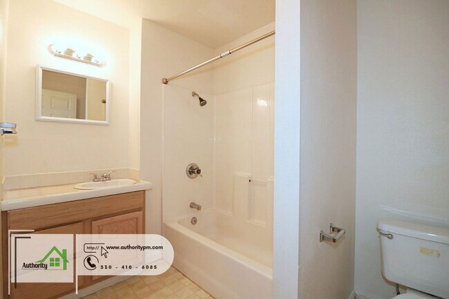 Building Photo - 1549 Bruce Dr