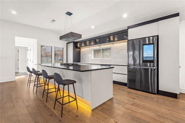 Building Photo - 915 Lost Forest Dr NW