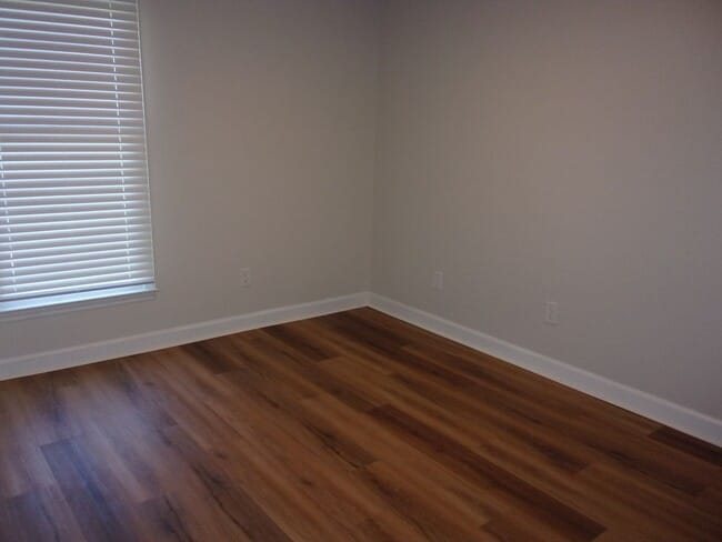 Building Photo - Beautiful 3 Bedroom 2 Bath Ground Level Condo in Tall Oak Villas