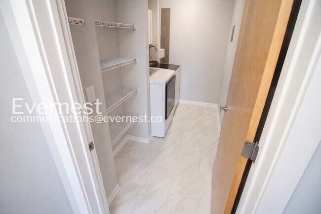 Building Photo - Chic 1 Bed, 1 Bath Condo with Carport/ Available Now!