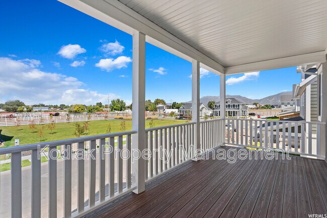 Building Photo - 991 Shoreline Dr