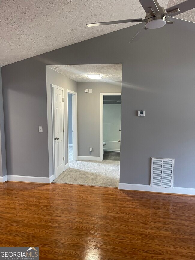 Building Photo - 320 Willow Springs Dr