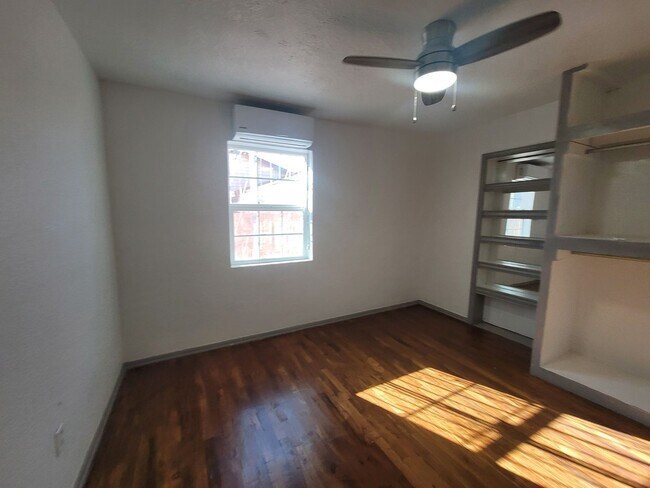 Building Photo - Ready to View!!