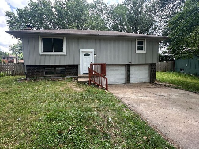 Building Photo - 424 NE Lakeview Dr