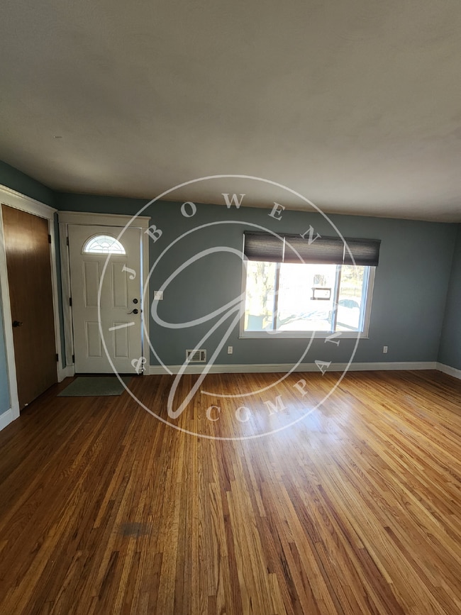 Building Photo - Adorable 3 bed 1 bath with spacious basement