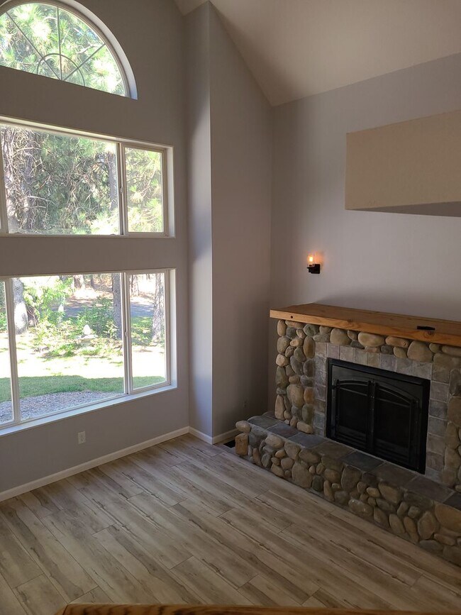 Building Photo - Beautiful Updated 3 bedroom 2.5 bath Hayde...