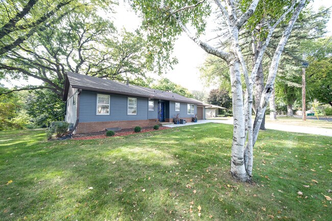 Building Photo - 9424 Thomas Rd