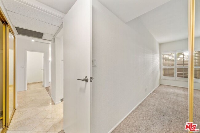 Building Photo - 1131 Alta Loma Rd