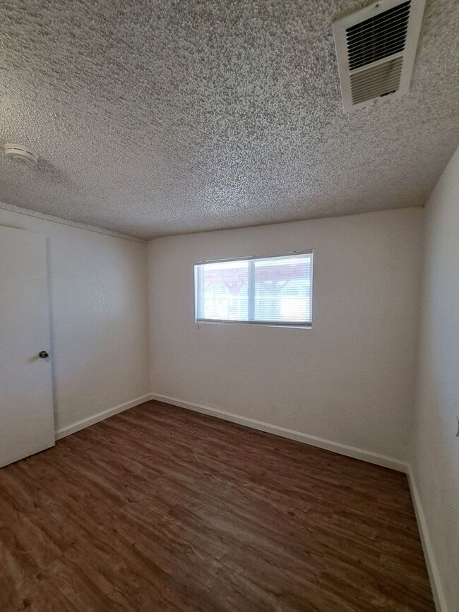 Building Photo - Unique 2 Bedroom 1 Bathroom Home Located I...