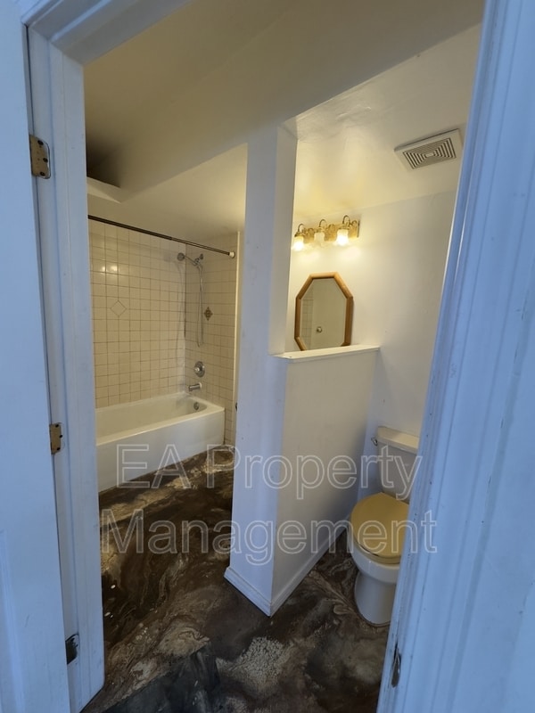 Building Photo - 1367 Young Ave SW