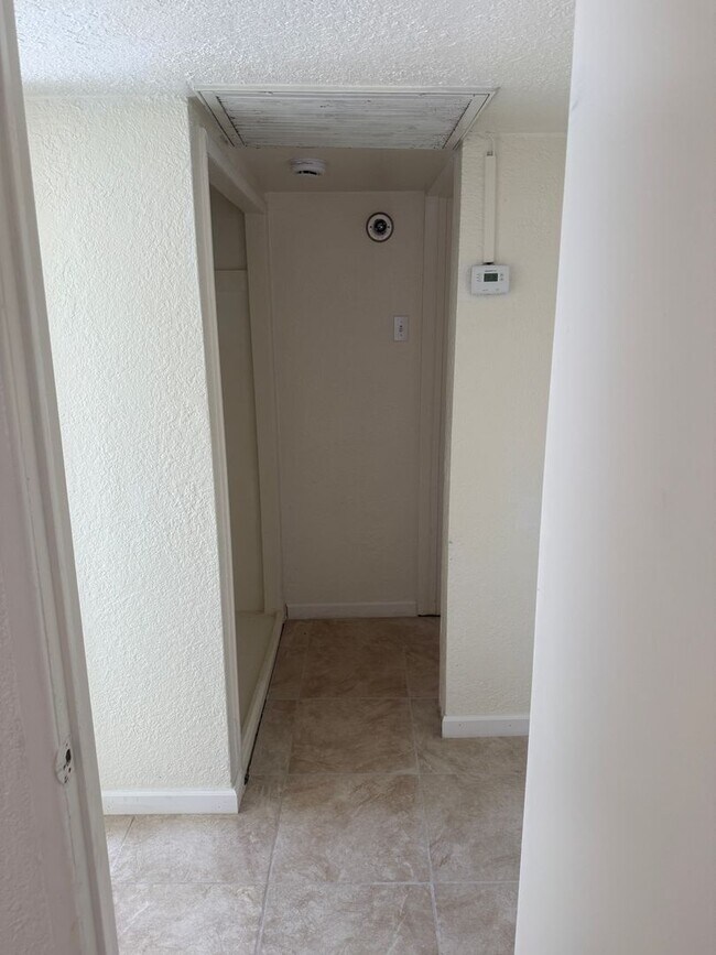 Building Photo - Desert View Apartments