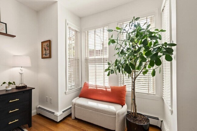 Building Photo - 166 Brooks St