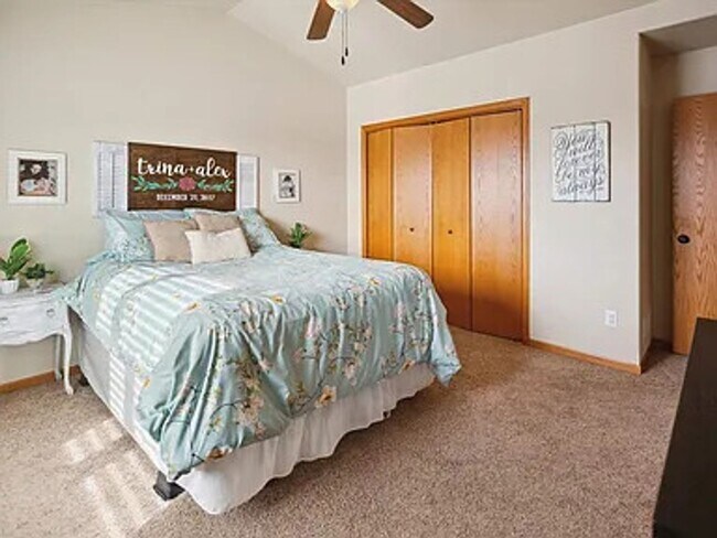 Building Photo - Coralville 4 Bedroom 4 Bath 3 Level Town H...