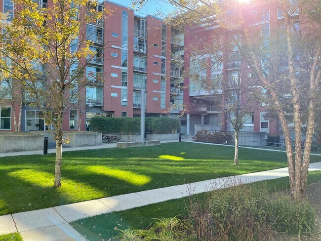 Building Photo - Contemporary Townhome East side of Downtow...