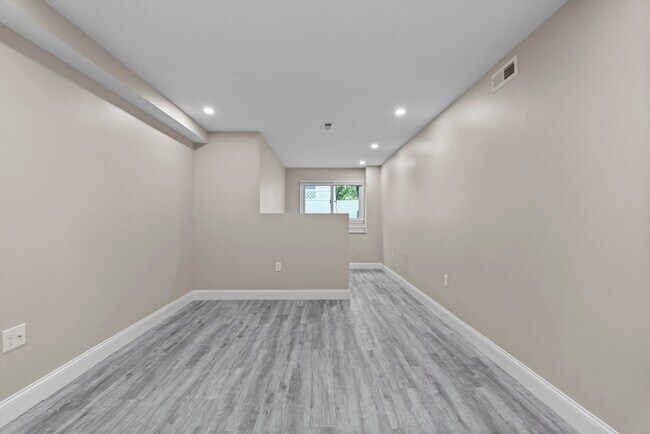 Building Photo - 769 E 6th St