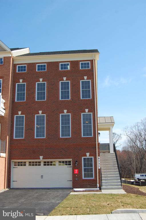 Building Photo - 8537 Pine Springs Dr