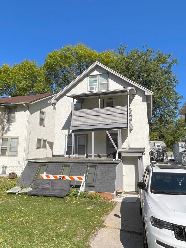 Building Photo - 1317 Milton St