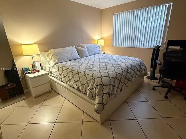 Building Photo - 9715 Fontainebleau Blvd