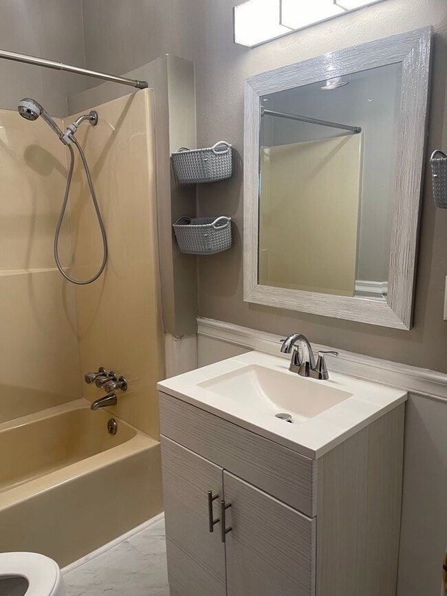 Building Photo - ?? COMING SOON ?? Charming 3 Bed / 1 Bath ...