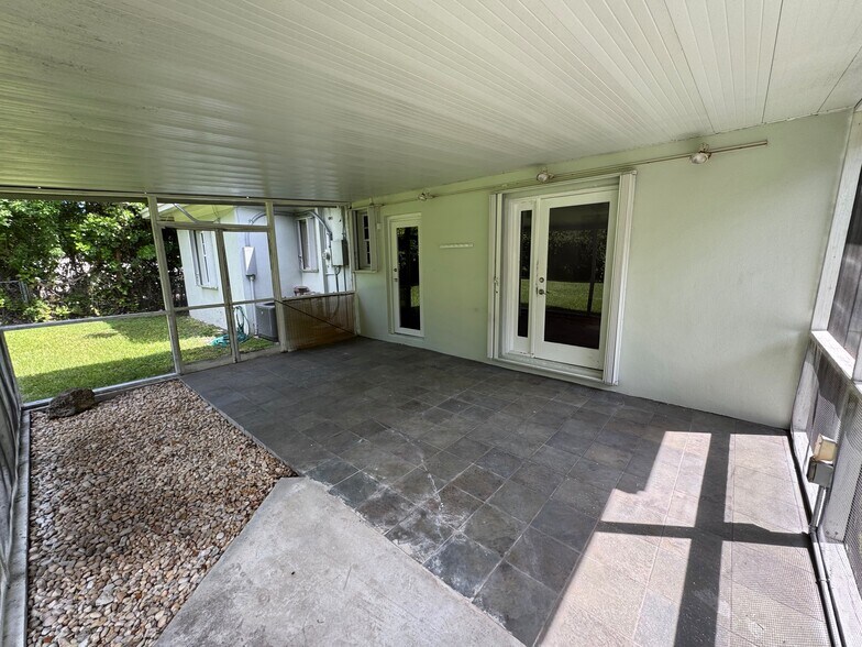 Building Photo - 5765 SW 48th St