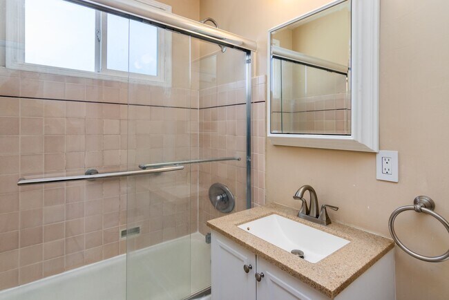 Building Photo - Charming 2-Bedroom Northridge Home with Pr...