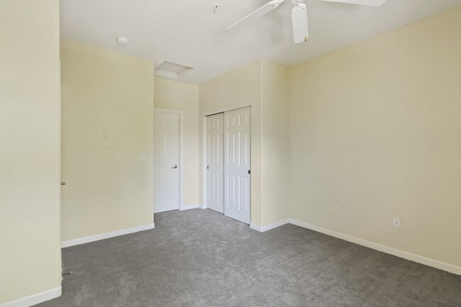 Building Photo - 5201 Laguna Oaks Dr
