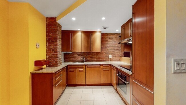 Primary Photo - 84 Gainsborough St