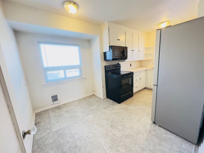 Building Photo - Classic Seattle South Park 2bed/1bath bung...