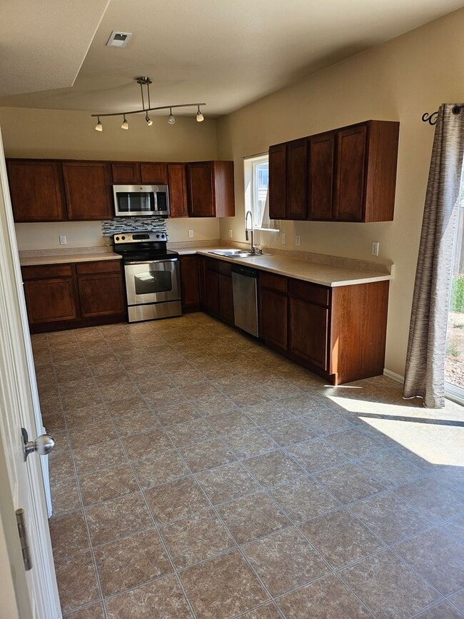 Building Photo - ALL PROSPECTIVE TENANTS MUST SUBMIT A $58 ...