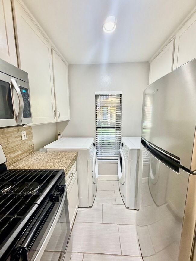 Building Photo - Charming 1 Bedroom, 1 bath condo in the heart of Irvine