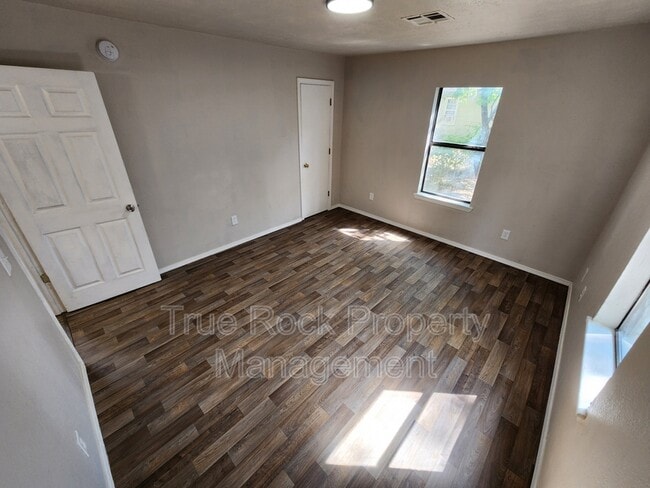 Building Photo - 315 S Cherry Ave