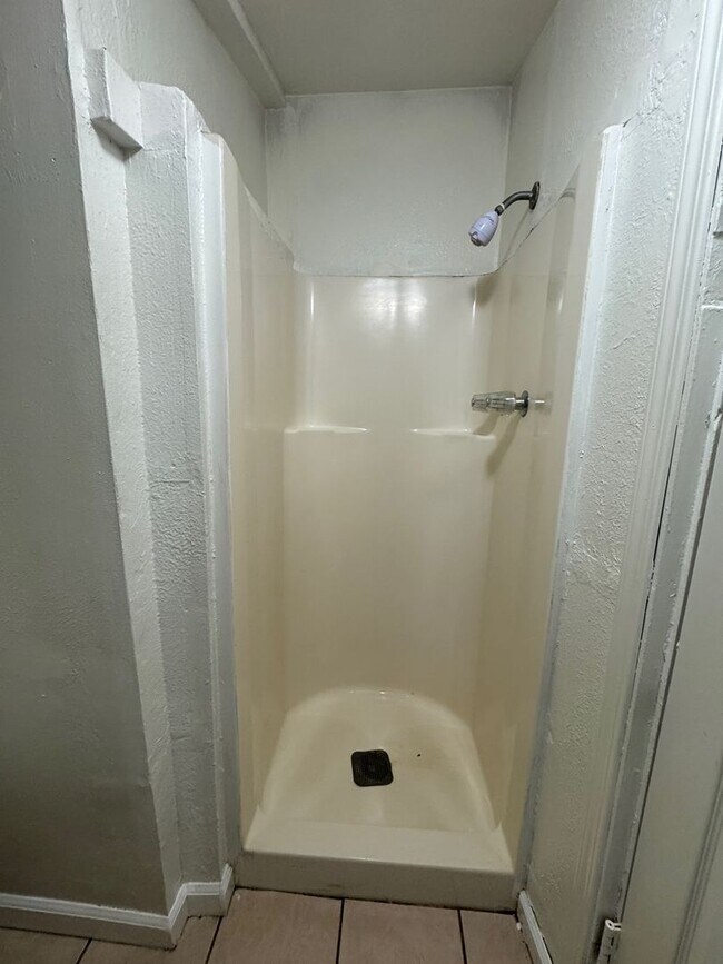 Building Photo - One Bed, One Bath Upstairs Apartment in Ce...