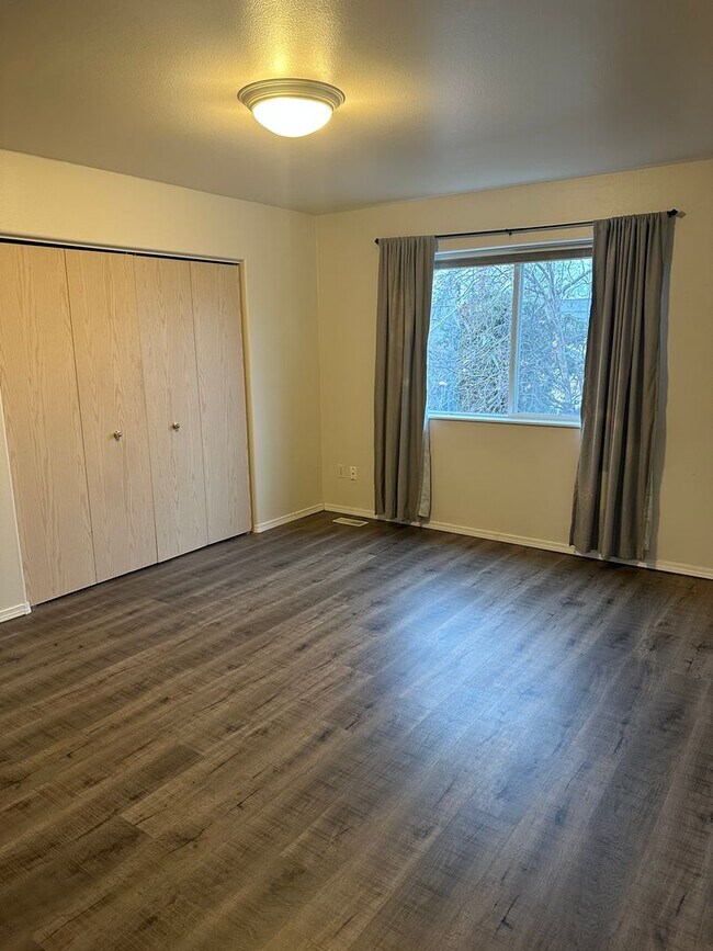 Building Photo - 4018 Sycamore Loop