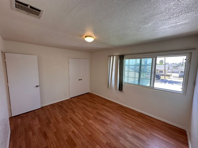 Building Photo - 3 Bedroom 1 Bath (Upstairs) with Laundry H...