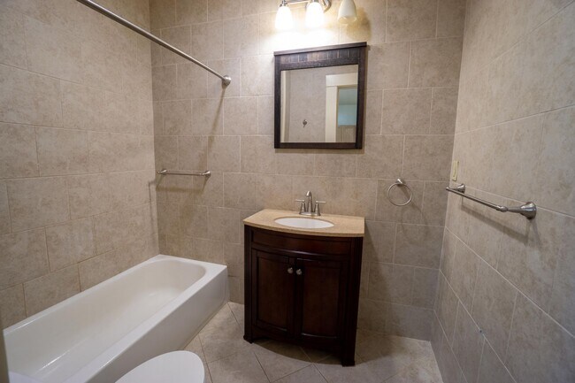 Building Photo - Available August 1, 2026 Beautiful 1st Flo...