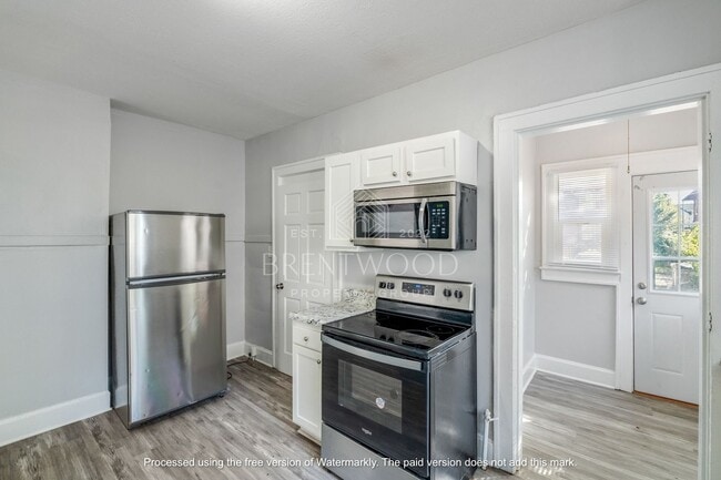 Building Photo - Spacious 4 Bed 1.5 Bath Updated Home