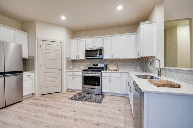 Building Photo - 7400 Daves Landing Dr