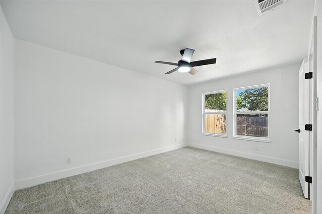 Building Photo - 508 W White Ave