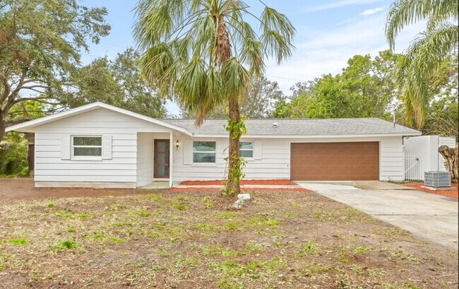 Primary Photo - Home For Rent in Clearwater Manor!