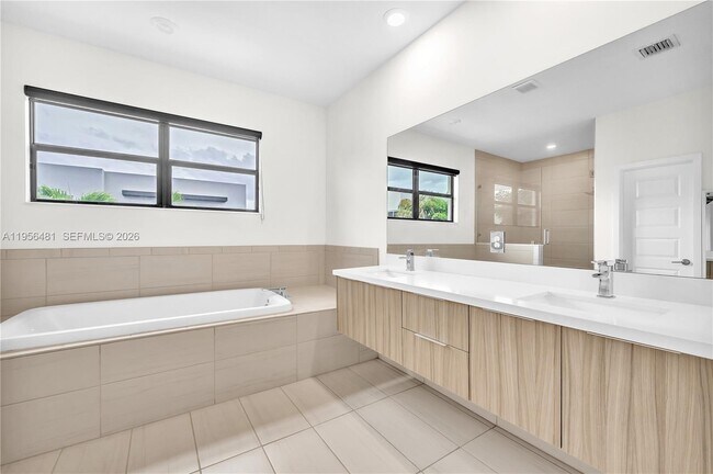 Building Photo - 10250 NW 76th Terrace