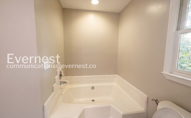 Building Photo - 3 Bed/2.5 Bath Home with Off-Street Parking / Pet-Friendly / Available Now!