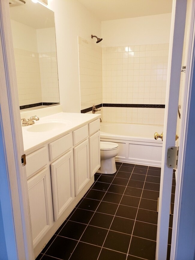 Building Photo - 292 Waterbury Cir