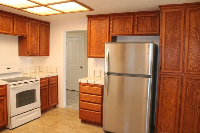 Building Photo - Updated 4 Bedroom, 2 1/2 Bathroom Townhome...